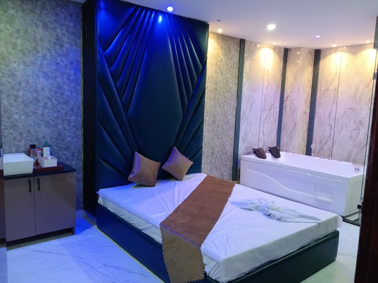 Private Couple Spa Suite with Jacuzzi